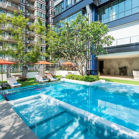 Silq Hotel & Residence, Managed By The Ascott Limited Bangkok Extérieur photo The swimming pool at the hotel
