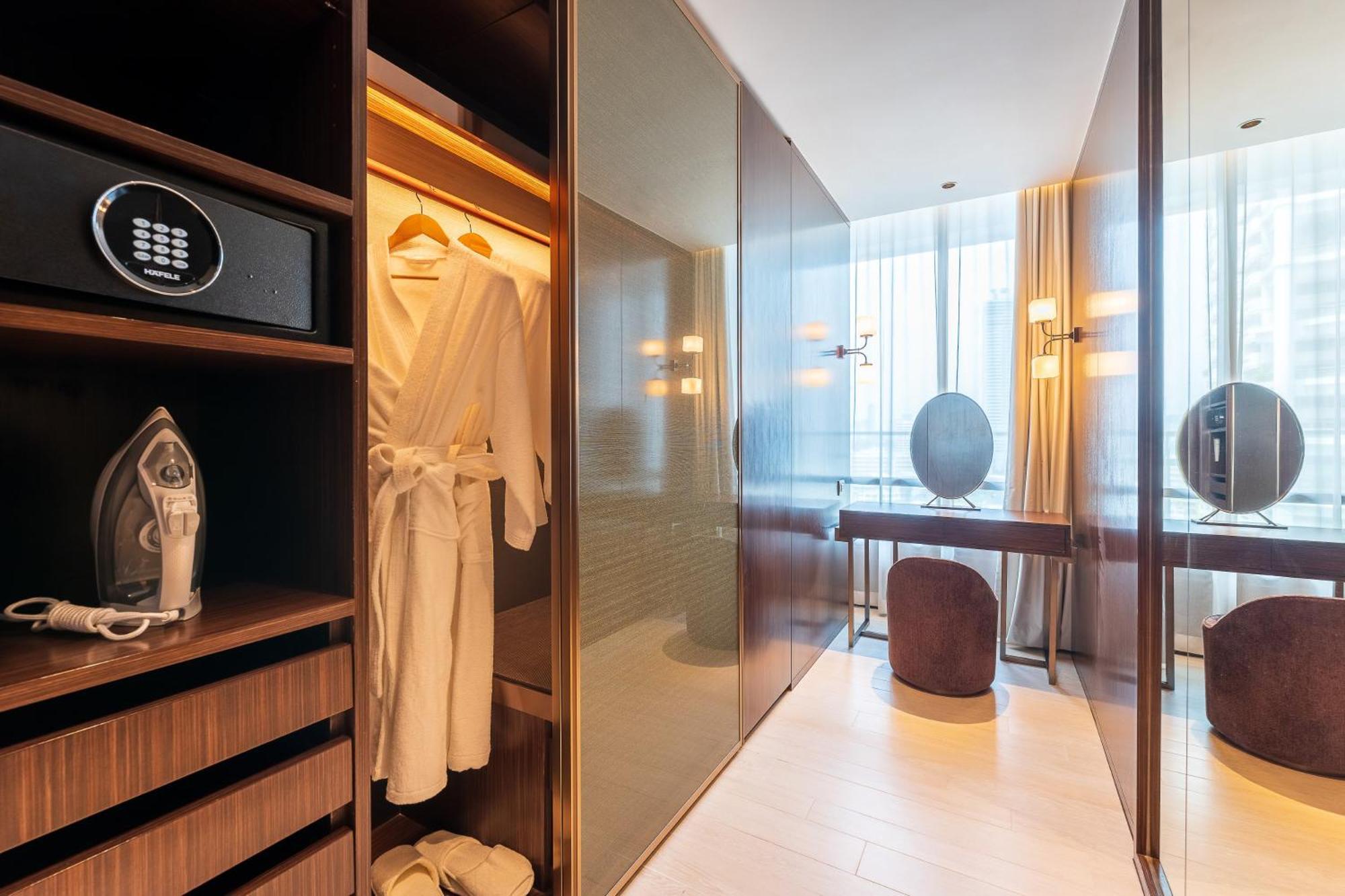 Silq Hotel & Residence, Managed By The Ascott Limited Bangkok Chambre photo A hotel room with a safe