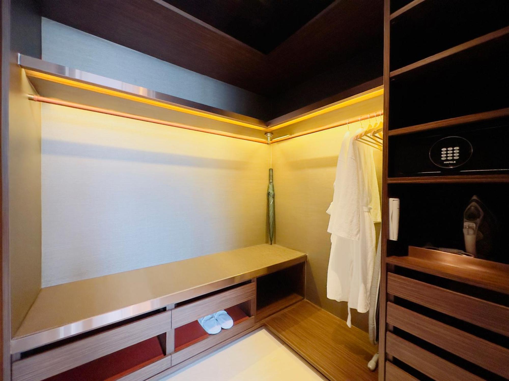 Silq Hotel & Residence, Managed By The Ascott Limited Bangkok Chambre photo A walk-in wardrobe